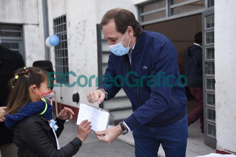 Garro participo de la promesa a la Bandera junto a alumnos de la ciudad 2