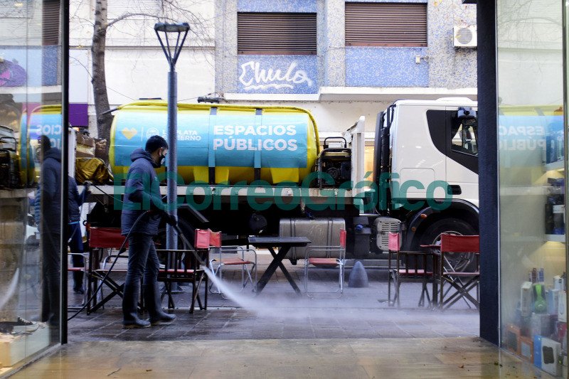 Intensifican las tareas de hidrolavado y desinfeccion en centros comerciales y gastronomicos 3