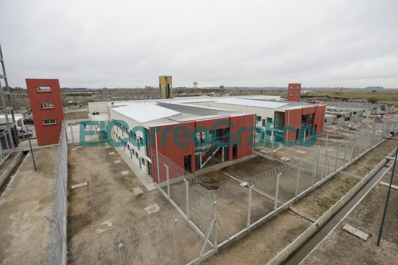 Kicillof entono de campana inaugura acaldia y hospitales modulares en Varela 1