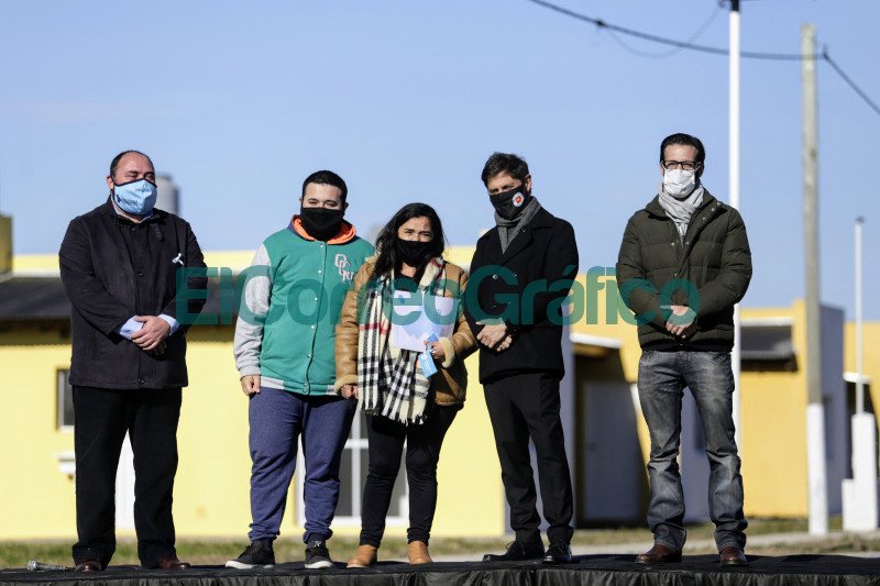 Kicillof y Alvarez encabezaron el acto de entrega de 53 viviendas en Ranchos 5