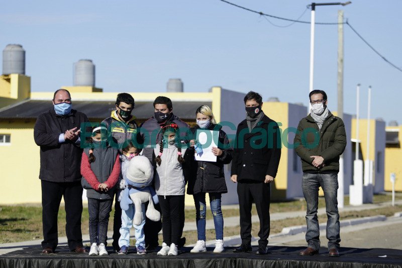 Kicillof y Alvarez encabezaron el acto de entrega de 53 viviendas en Ranchos 6