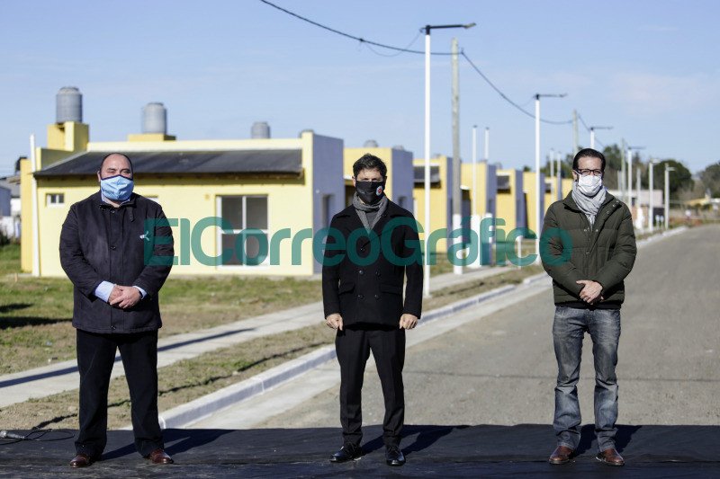 Kicillof y Alvarez encabezaron el acto de entrega de 53 viviendas en Ranchos 8