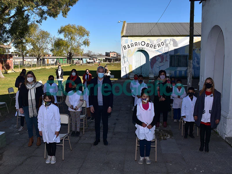 Promesa de lealtad a la bandera en la Escuela No 4 del Barrio Obrero 1
