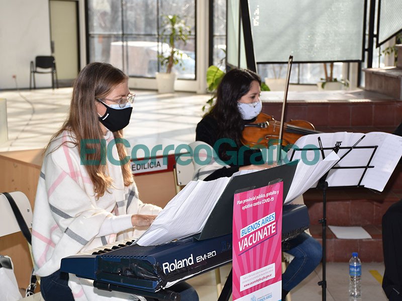 Quinteto de Cuerdas Municipal acompano la espera en el vacunatorio del CEAS UNLP 2