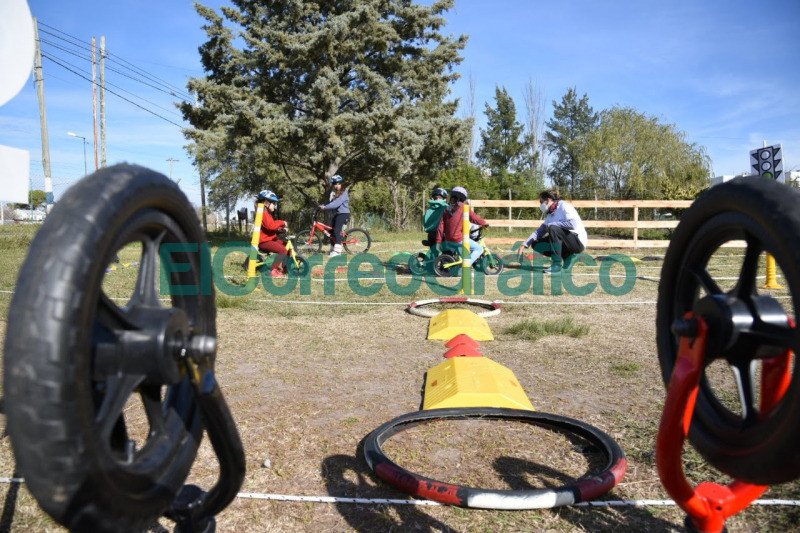 Se desarrolló una jornada de Biciescuela en el hogar “Esos locos bajitos” de Gonnet Se desarrollo una jornada de Biciescuela en el hogar Esos locos bajitos de Gonnet2