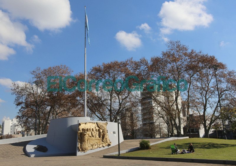 Se restauro el monumento a la insignia nacional ubicado en Plaza Belgrano 1