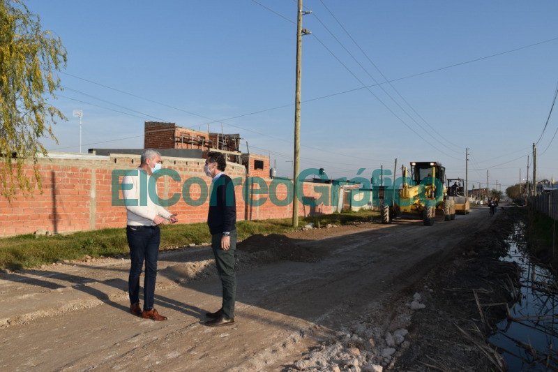 Cagliardi con Katopodis pasearon por un bache y otras obras en Berisso 4