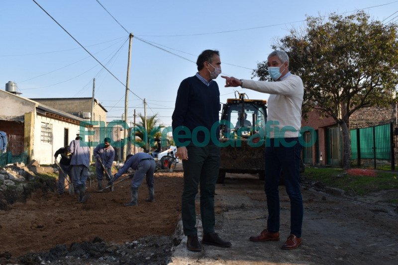 Cagliardi con Katopodis pasearon por un bache y otras obras en Berisso 5