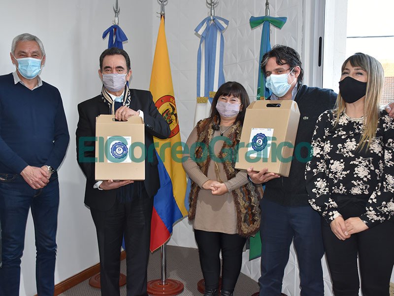 Cagliardi recibio al consul de Colombia en la Argentina 5