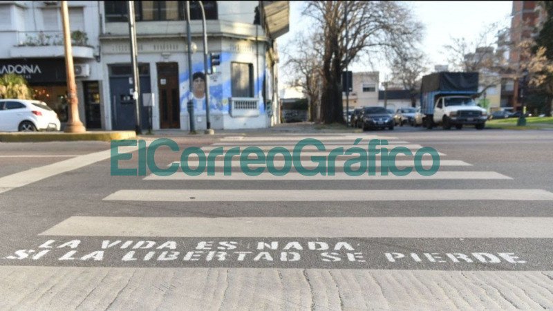 En La Plata pintaron en sendas peatonales frases alusivas al “Día de la Independencia” En la Plata pintaron en sendas peatonales frases alusivas al Dia de la Independencia 1
