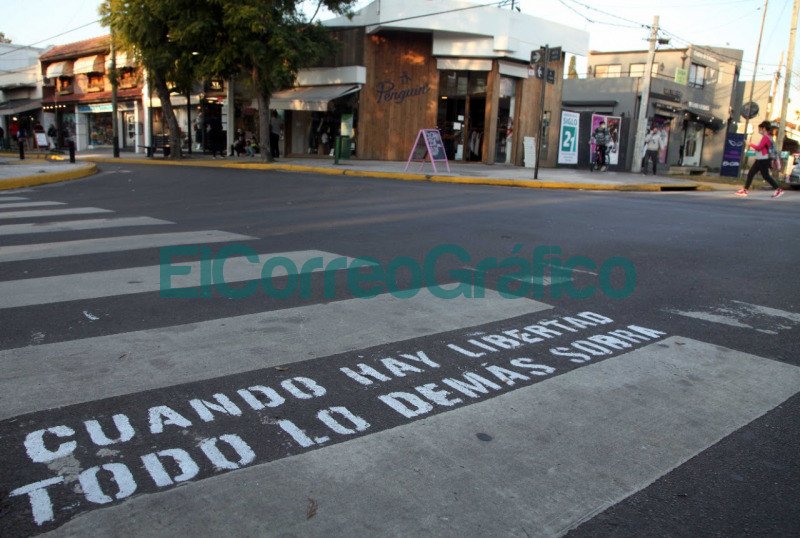 En La Plata pintaron en sendas peatonales frases alusivas al “Día de la Independencia” En la Plata pintaron en sendas peatonales frases alusivas al Dia de la Independencia 2