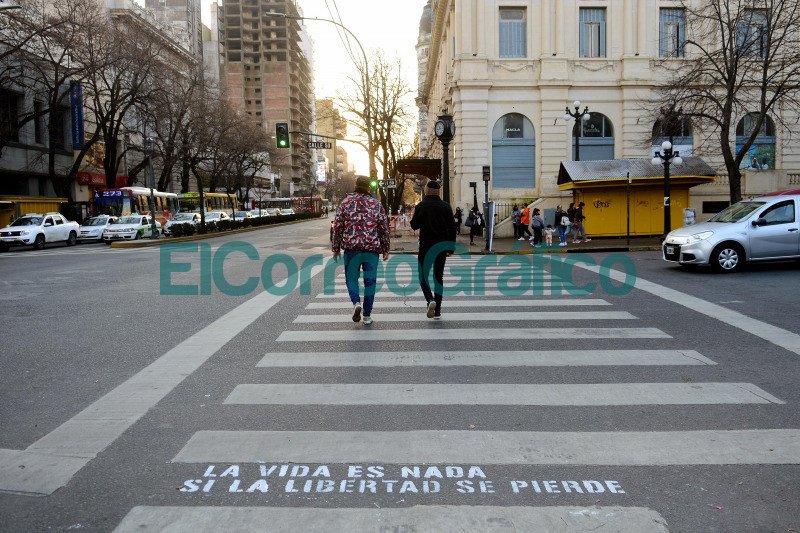 En La Plata pintaron en sendas peatonales frases alusivas al “Día de la Independencia” En la Plata pintaron en sendas peatonales frases alusivas al Dia de la Independencia 3