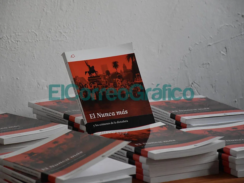 Entrega de libros Nunca Mas a instituciones 2