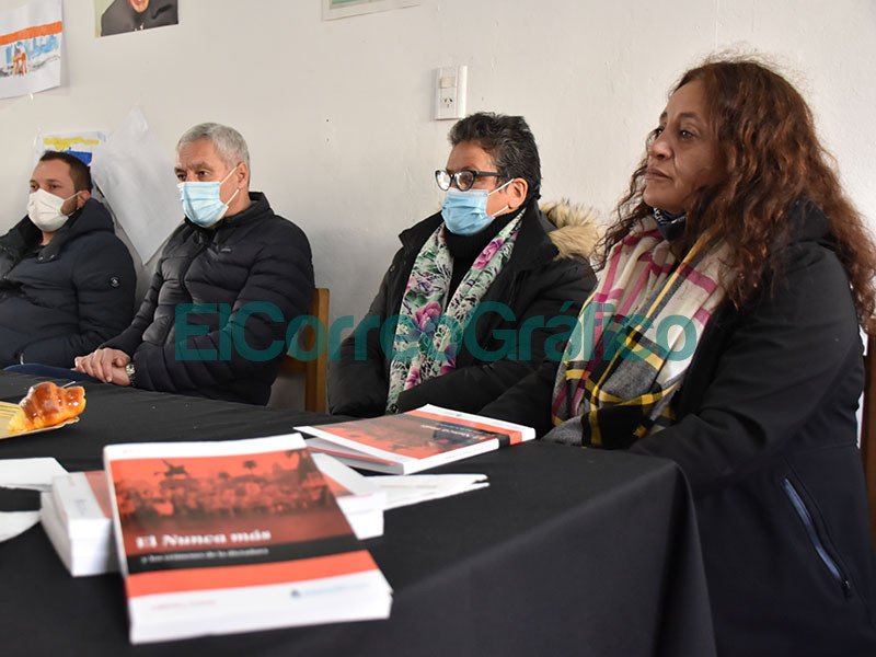 Entrega de libros Nunca Mas a instituciones 3