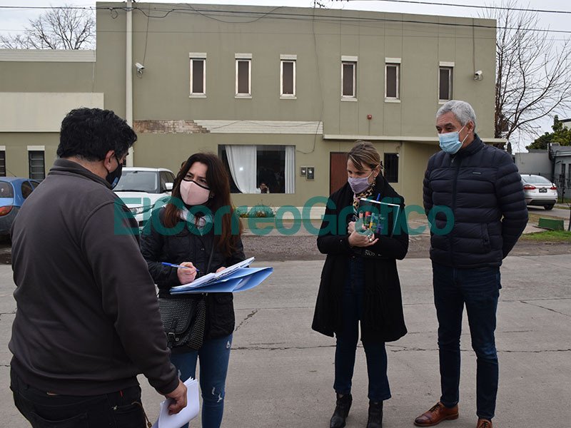 Por la falta de servicio telefónico en el barrio Banco Provincia, Cagliardi escuchó a vecinos Por la falta de servicio telefonico en el barrio Banco Provincia Cagliardi escucho a vecinos 1