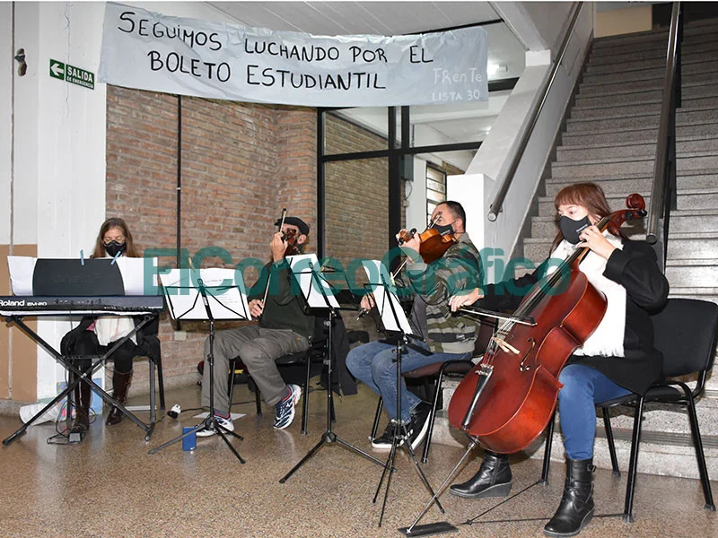 Quinteto de Cuerdas Municipal en en el vacunatorio de la UTN 2