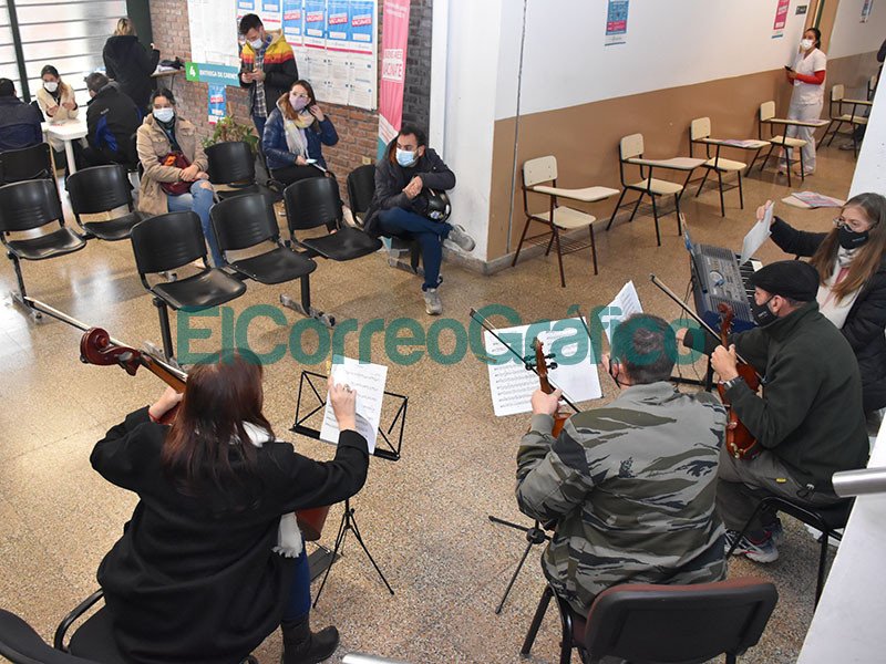 Quinteto de Cuerdas Municipal en en el vacunatorio de la UTN 3
