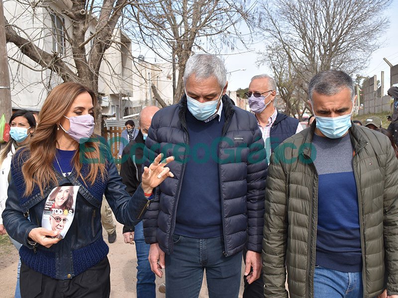 Mientras Cagliardi pasea a Marotte para posicionarlo, una familia indigente se hizo una casa en el arroyo Maldonado Cagliardi Marotte Gollan y Toloza Paz en campana el barrio Cabeza