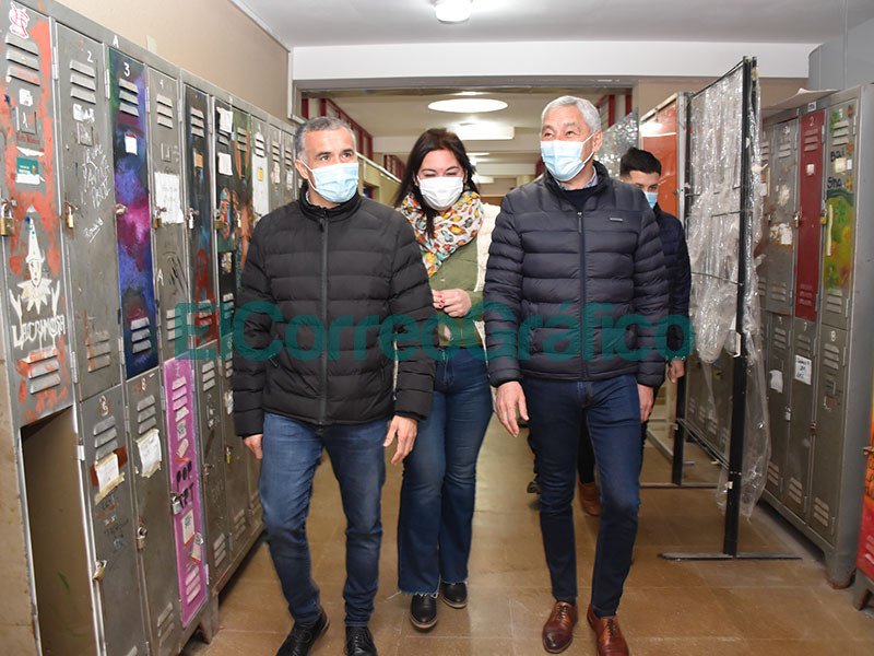 Cagliardi paseo con sus caniches electorales por la Escuela de Arte y EP 2 05