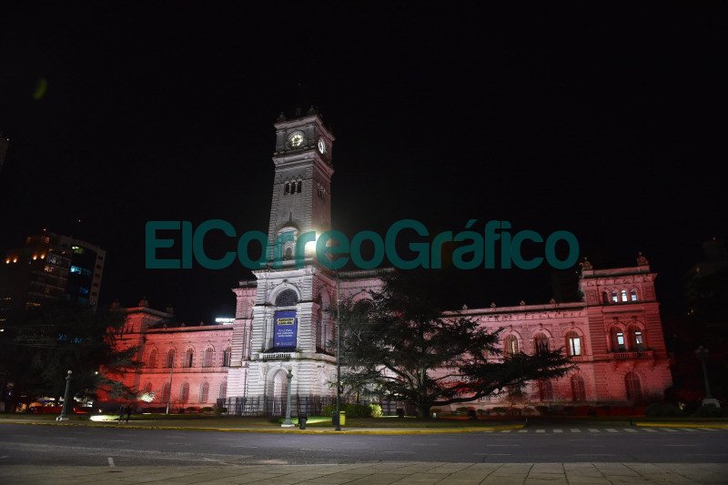 El Palacio Municipal se ilumino con los colores de la bandera del Libano