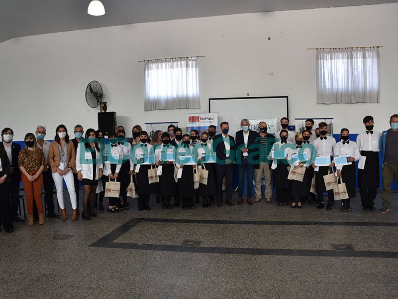 Entrega de certificados del Curso Nivel Inicial de Mozos y Camareras 2