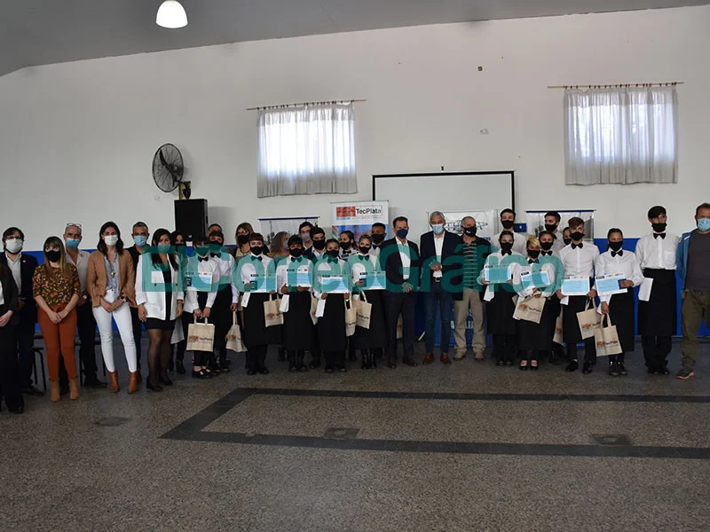 Entrega de certificados del Curso Nivel Inicial de Mozos y Camareras Entrega de certificados del Curso Nivel Inicial de Mozos y Camareras 2