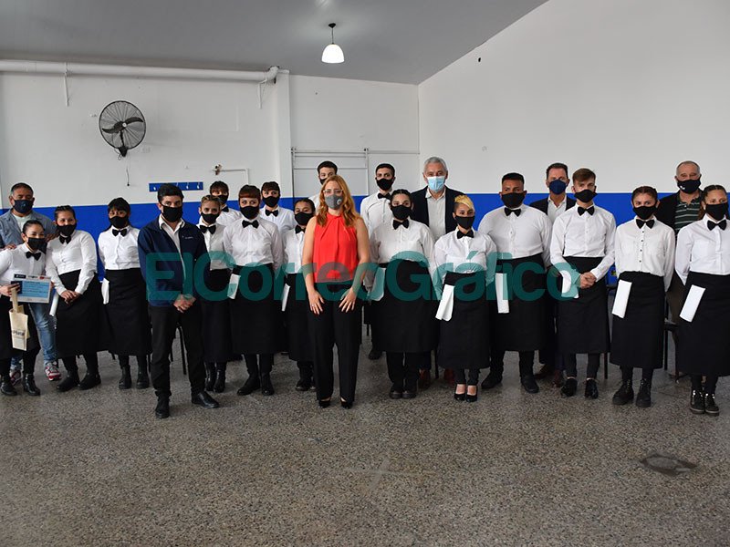 Entrega de certificados del Curso Nivel Inicial de Mozos y Camareras 5