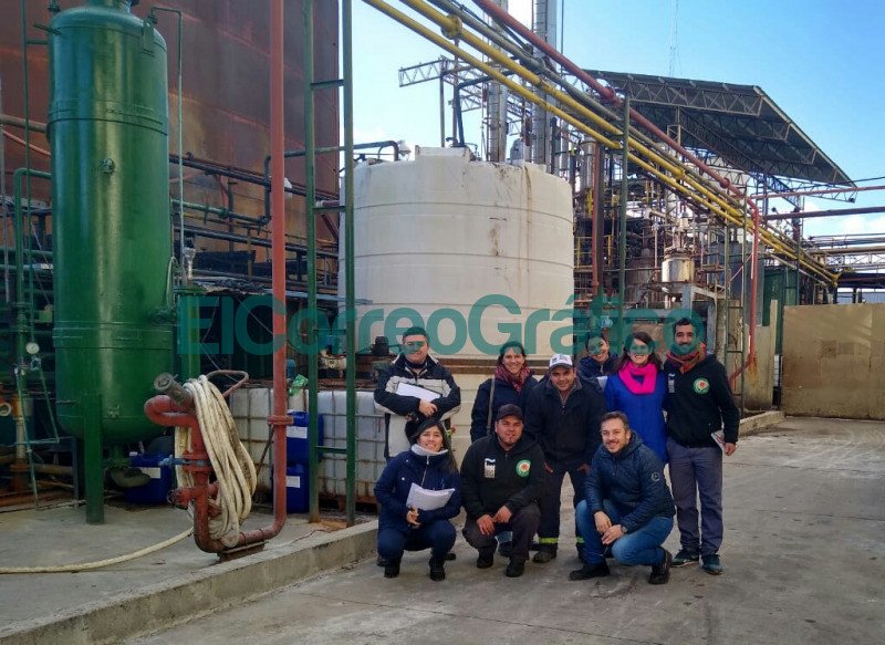 Foto 1. Docentes y estudiantes de la Facultad de Ingenieria junto a integrantes de la Cooperativa Aceitera La Matanza.