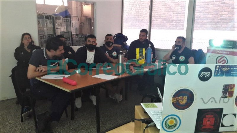 Foto 2. Trabajadores de la Cooperativa Aceitera La Matanza en uno de los talleres de capacitacion brindados por la Facultad de Ingenieria.