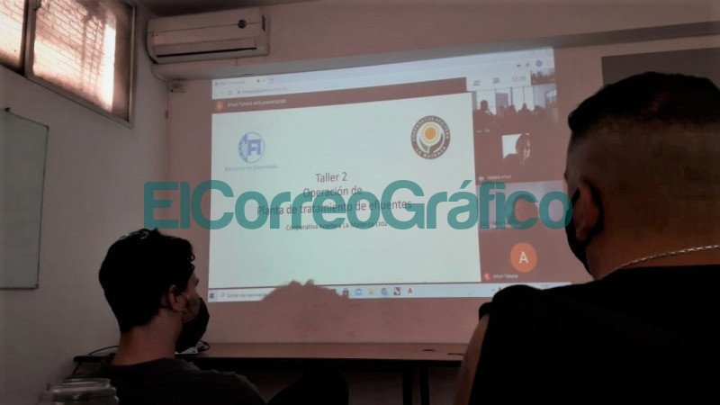 Foto 3. Cooperativistas en el taller sobre operacion de planta de tratamiento de efluentes.
