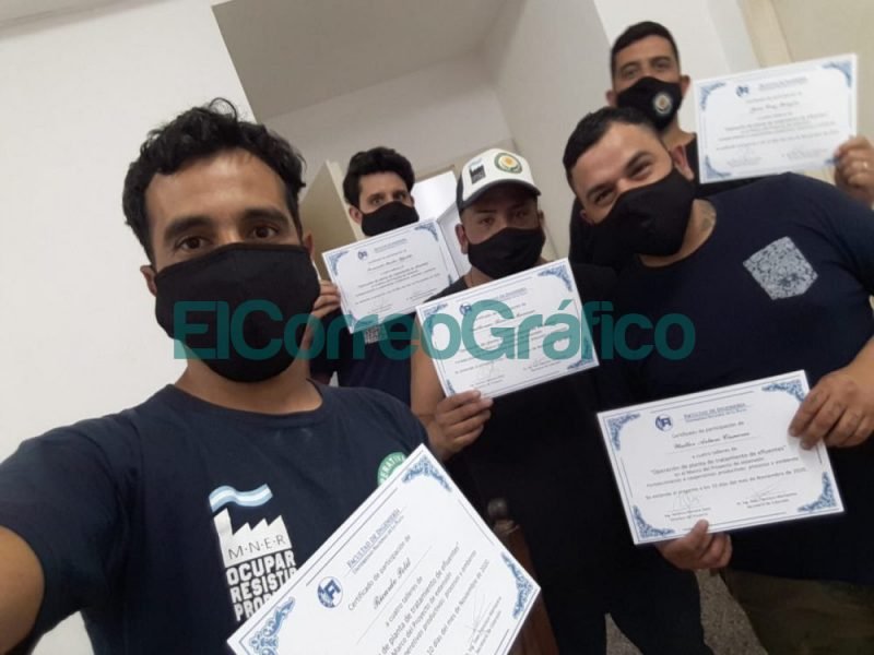 Foto 4. Cooperativistas con los certificados por su participacion en los talleres de capacitacion dictados por Ingenieria.