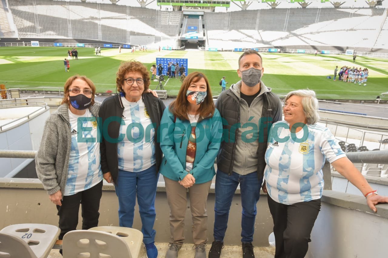 Futbol femenino homenaje a las pioneras y reconocimiento a las capitanas 4