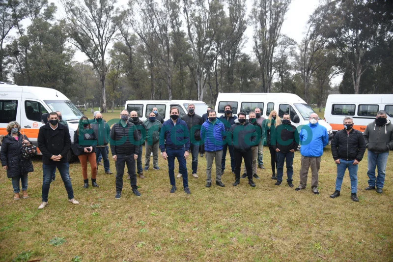 Garro entrego subsidios a 177 transportistas escolares 2