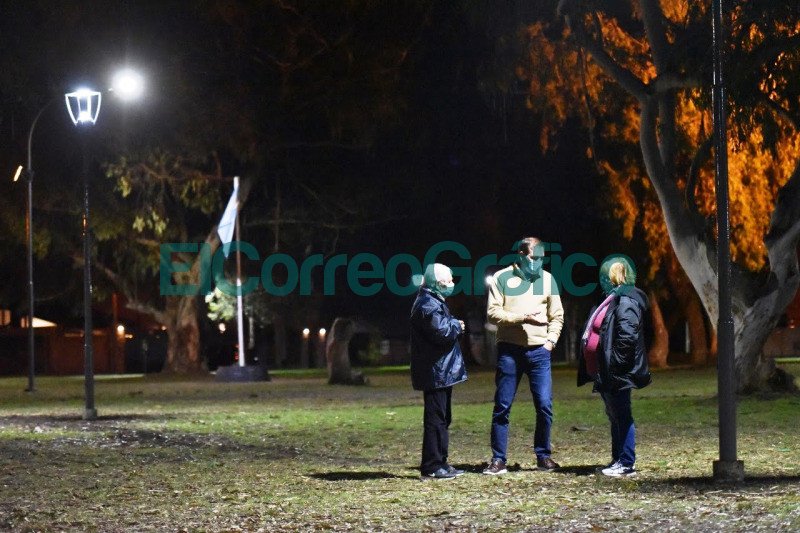 La plaza La Emilia de City Bell se le incorporo luces LED 1