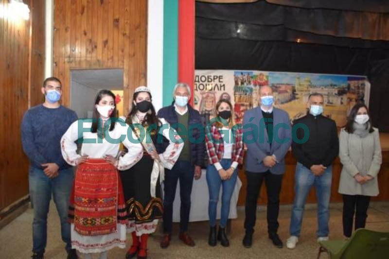 Presentacion de la Representantes Culturales Albanesa y Bulgara 1