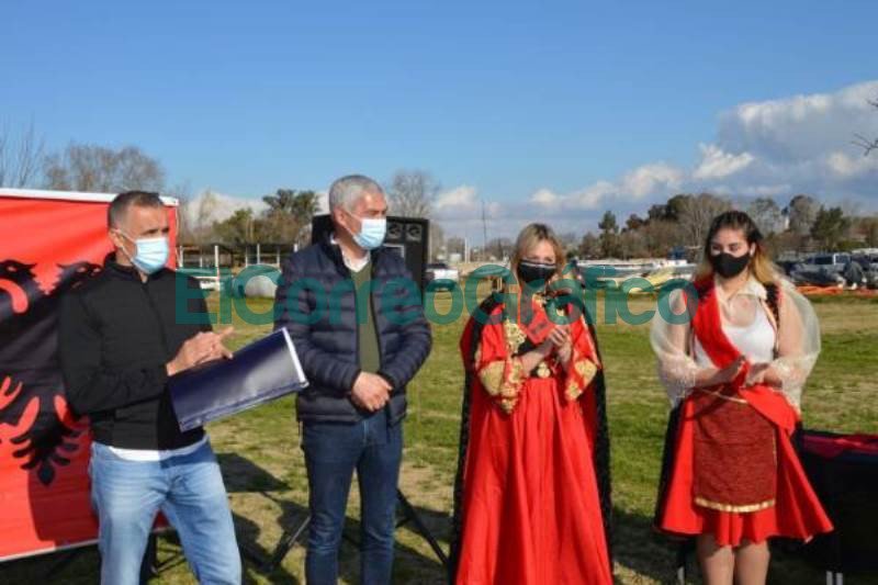 Presentacion de la Representantes Culturales Albanesa y Bulgara 2