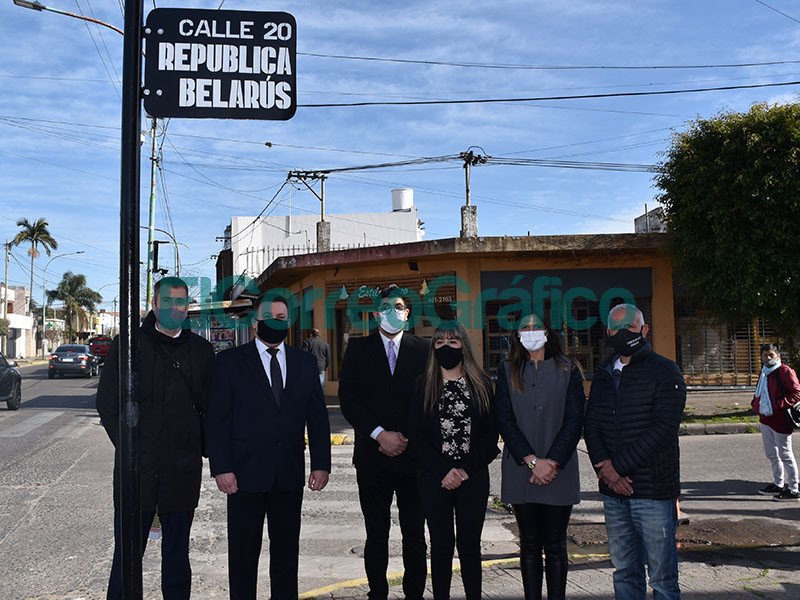 Se inauguró un cartel nomenclador de calle “República de Belarús” Se inauguro un poste nomenclador de calle Republica de Belarus 1