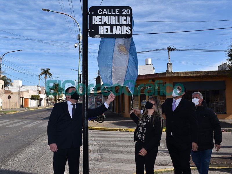Se inauguro un poste nomenclador de calle Republica de Belarus 2