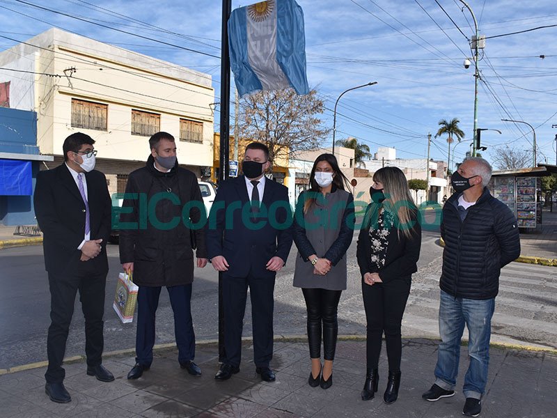 Se inauguro un poste nomenclador de calle Republica de Belarus 3