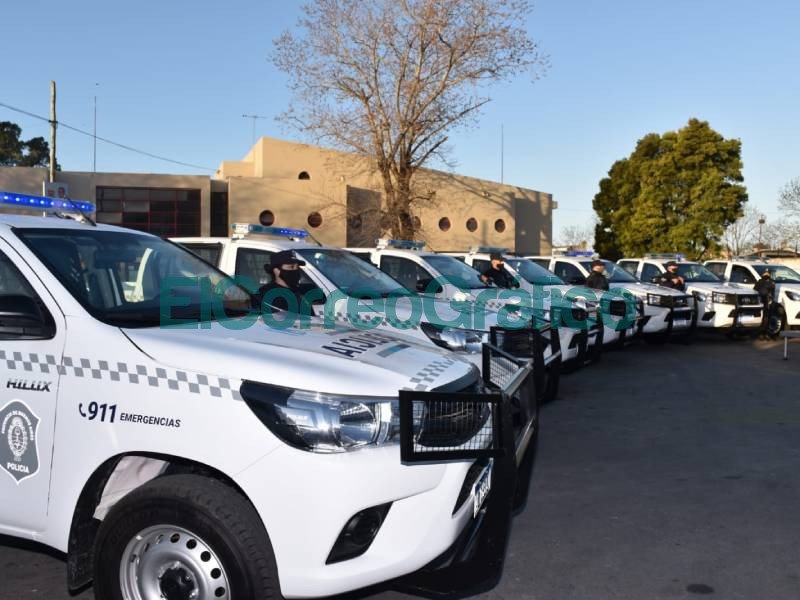 Cagliardi recibió patrulleros custodiado por infantería en medio del paro de municipales Cagliardi recibio patrulleros custodiado por infanteria en medio del paro de municipales 2