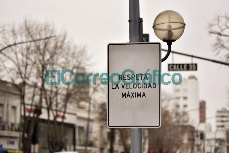 En La Plata llenaron de carteles en una campana de seguridad vial 3