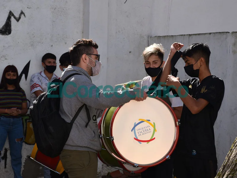 Entrega de instrumentos de percusion para la Orquesta Escuela de Berisso 1