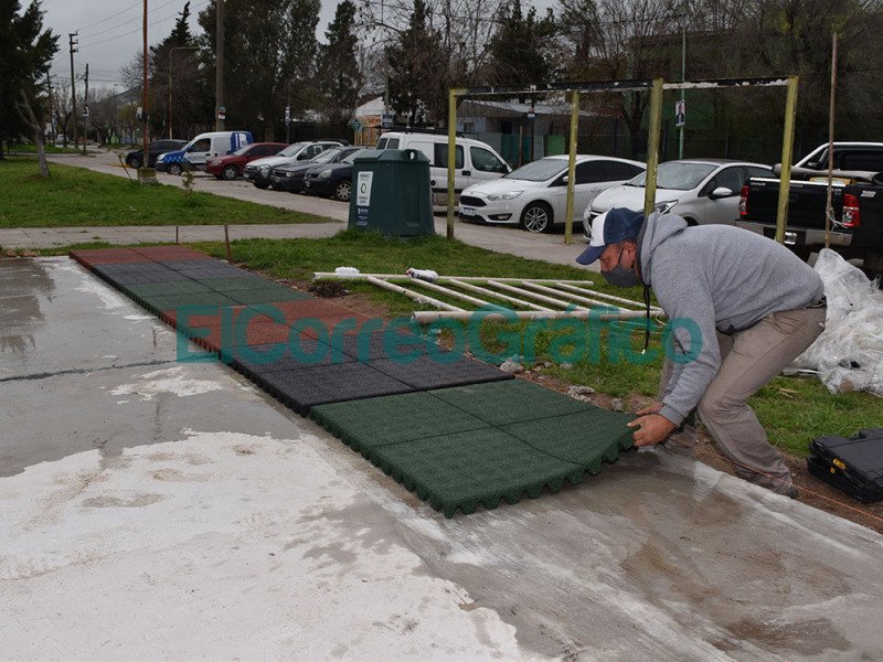 Instalaron juegos infantiles en la Plaza 17 de Octubre 1