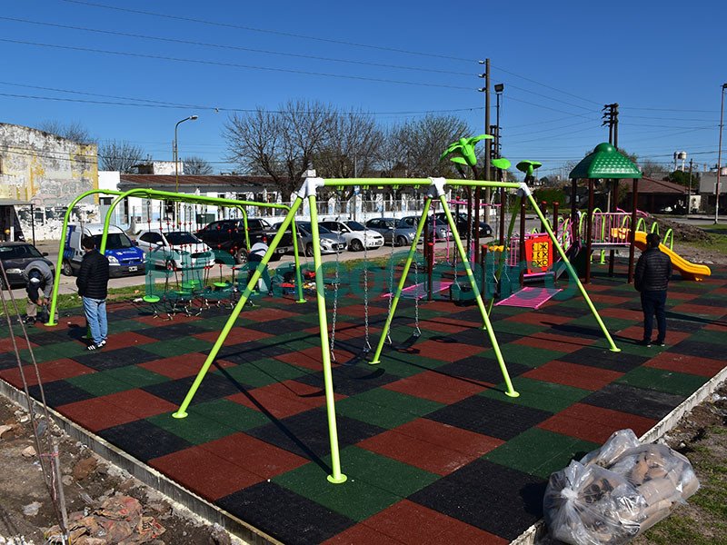 Instalaron juegos infantiles en la Plaza 17 de Octubre 2