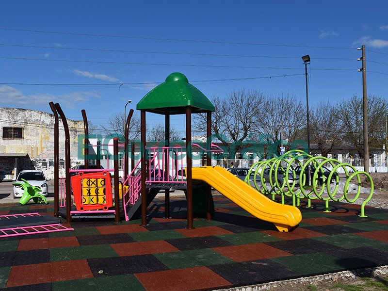 Instalaron juegos infantiles en la Plaza 17 de Octubre 3