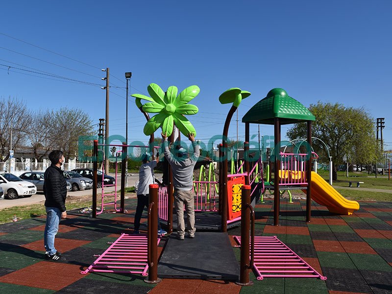 Instalaron juegos infantiles en la Plaza 17 de Octubre 5