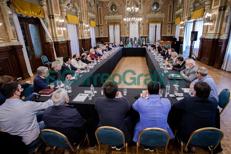 Kicillof se mantuvo acomodando su tropa de intendentes del Frente de Todos 2