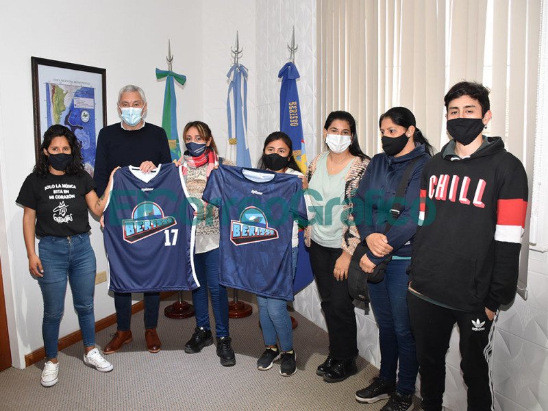 Presentacion de la insignia en la camiseta de la seleccion de basquet municipal 2