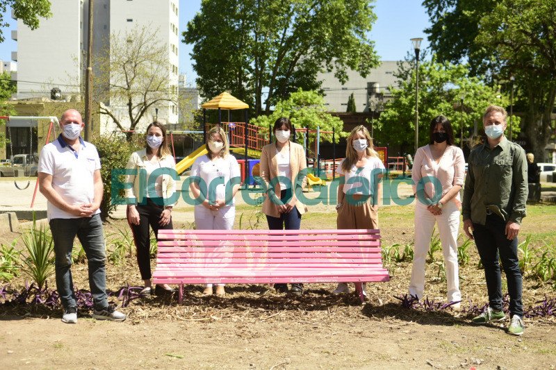 Bancos de color rosa en plazas para concientizar sobre la lucha contra el Cáncer de Mama Bancos de color rosa en plazas para concientizar sobre la lucha contra el Cancer de Mama 2