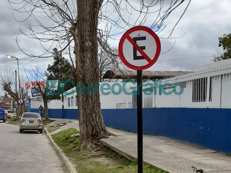 Colocacion de carteleria vial en las calles de Berisso 2